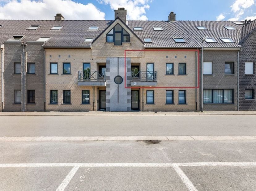 Ben je op zoek naar een modern, instapklaar appartement op een rustige maar centrale locatie? Dan is dit lichtrijk appartement in de Pater Vanduffelst